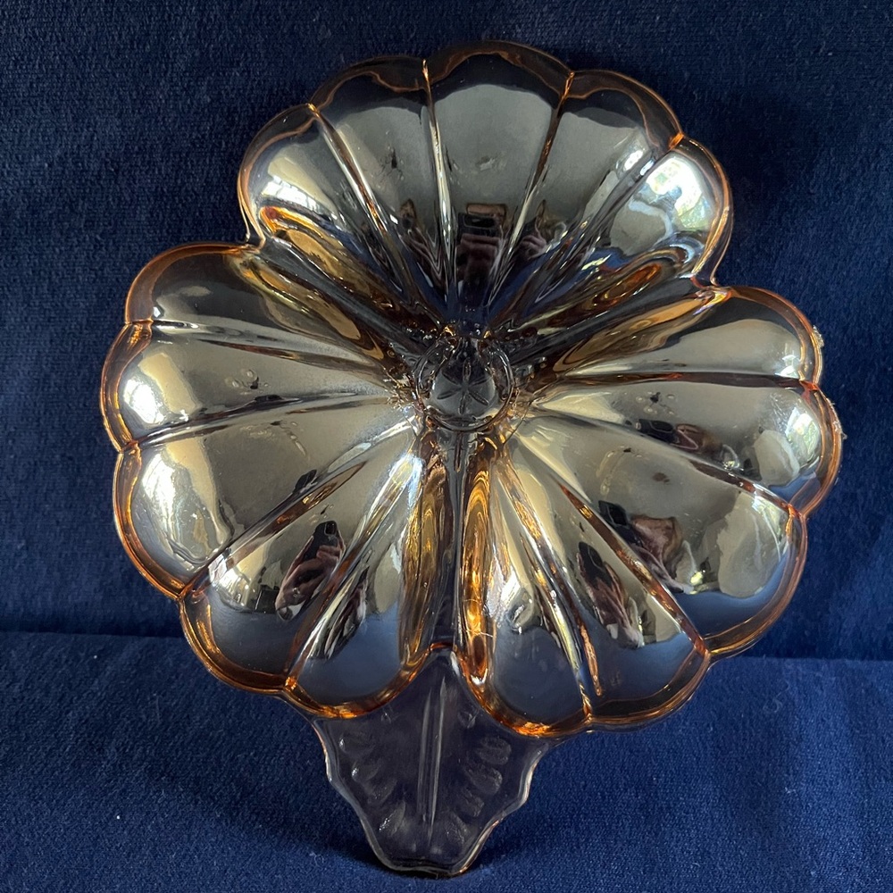 Elegant Glass Leaf-Shaped Dish - Picture 3 of 3